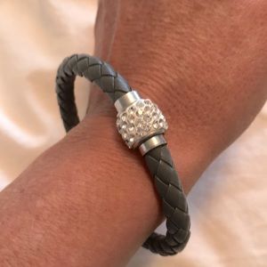 Grey bracelet with magnetic closure, add charms